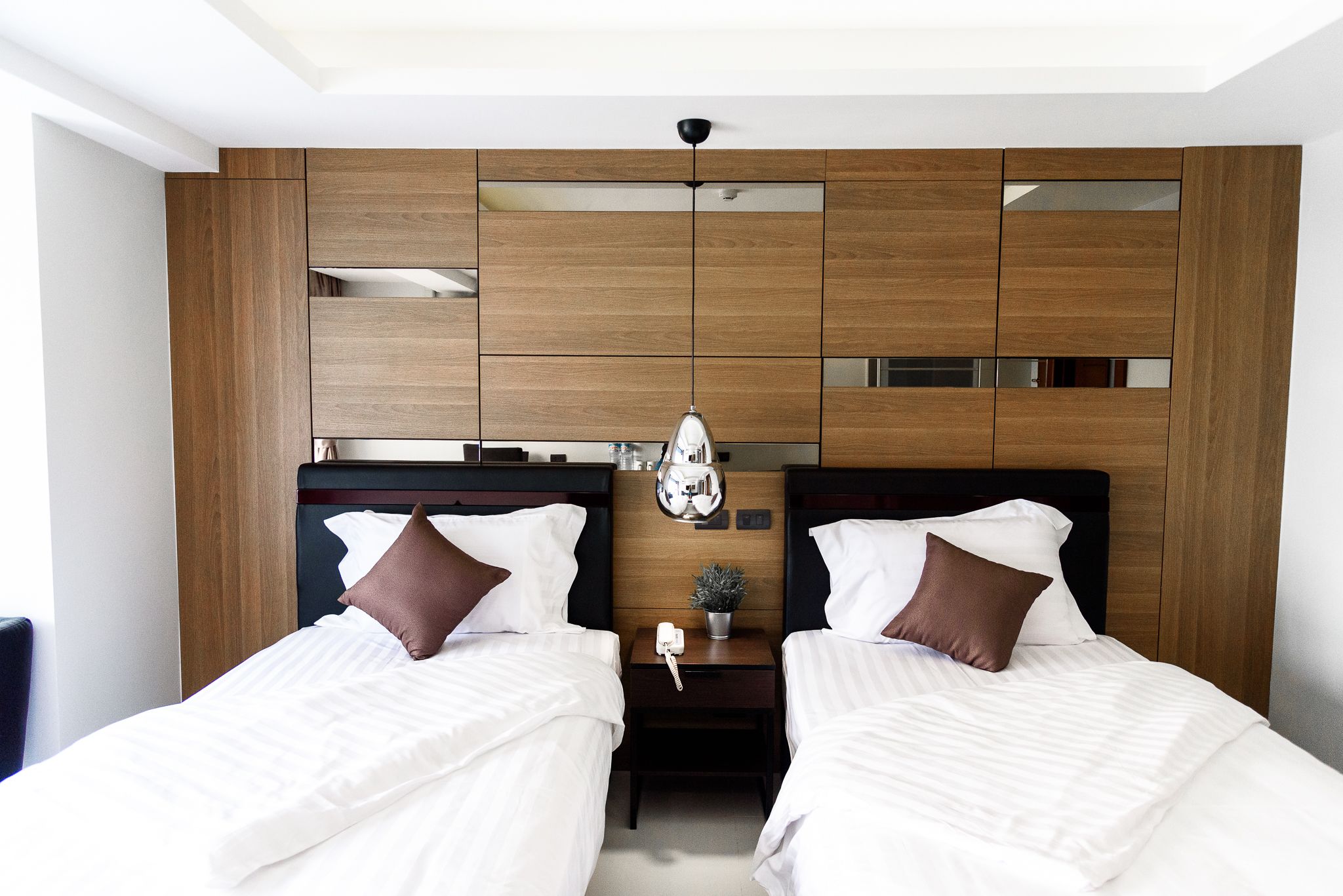 deluxe twin room | minibar, in-room safe, free wifi, bed sheets