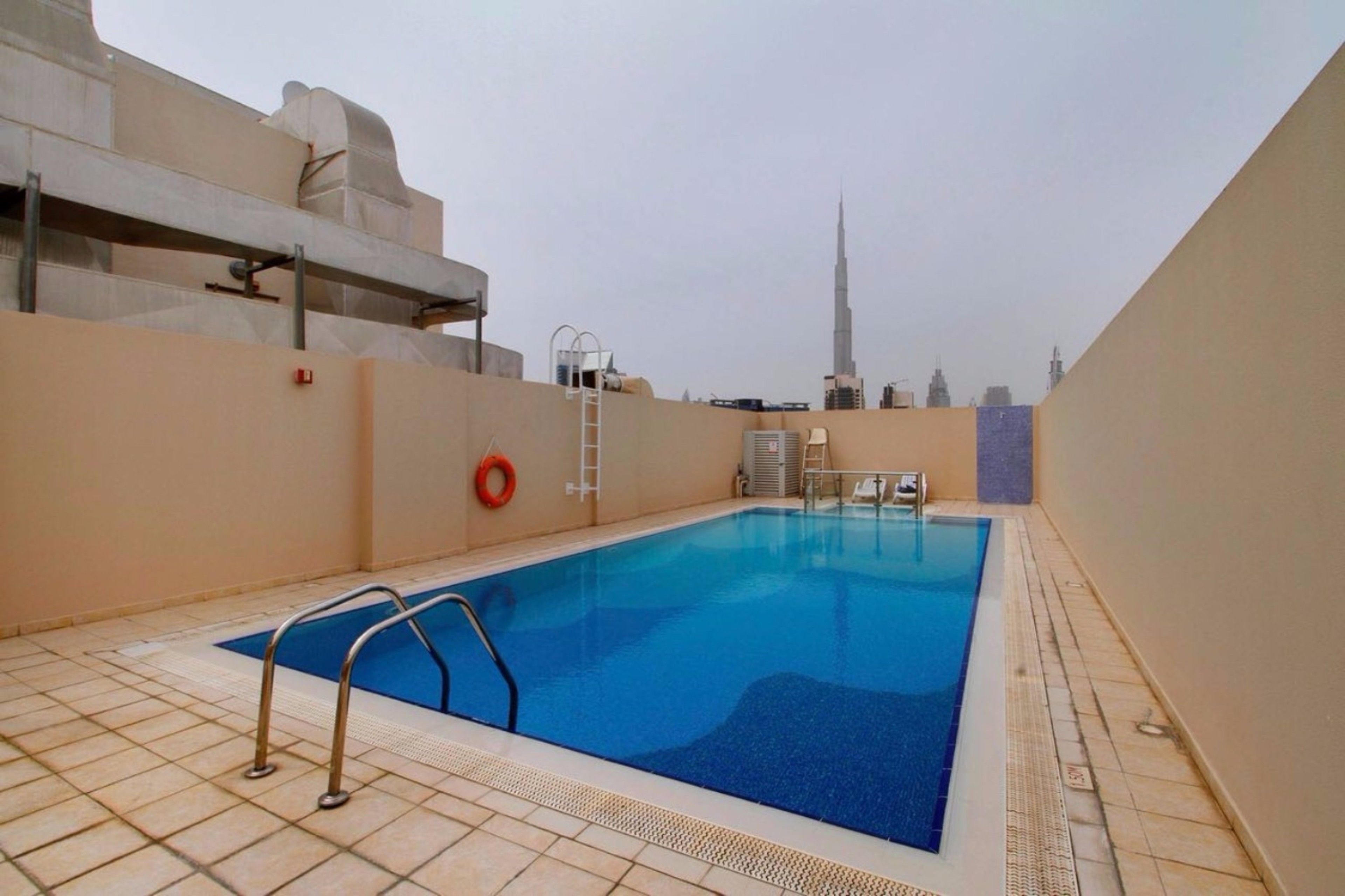 Una piscina en la azotea con vistas al Burj Khalifa.