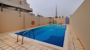 A rooftop swimming pool with a view of the Burj Khalifa. - Piks Key - Mayfair Residency (Dubai)