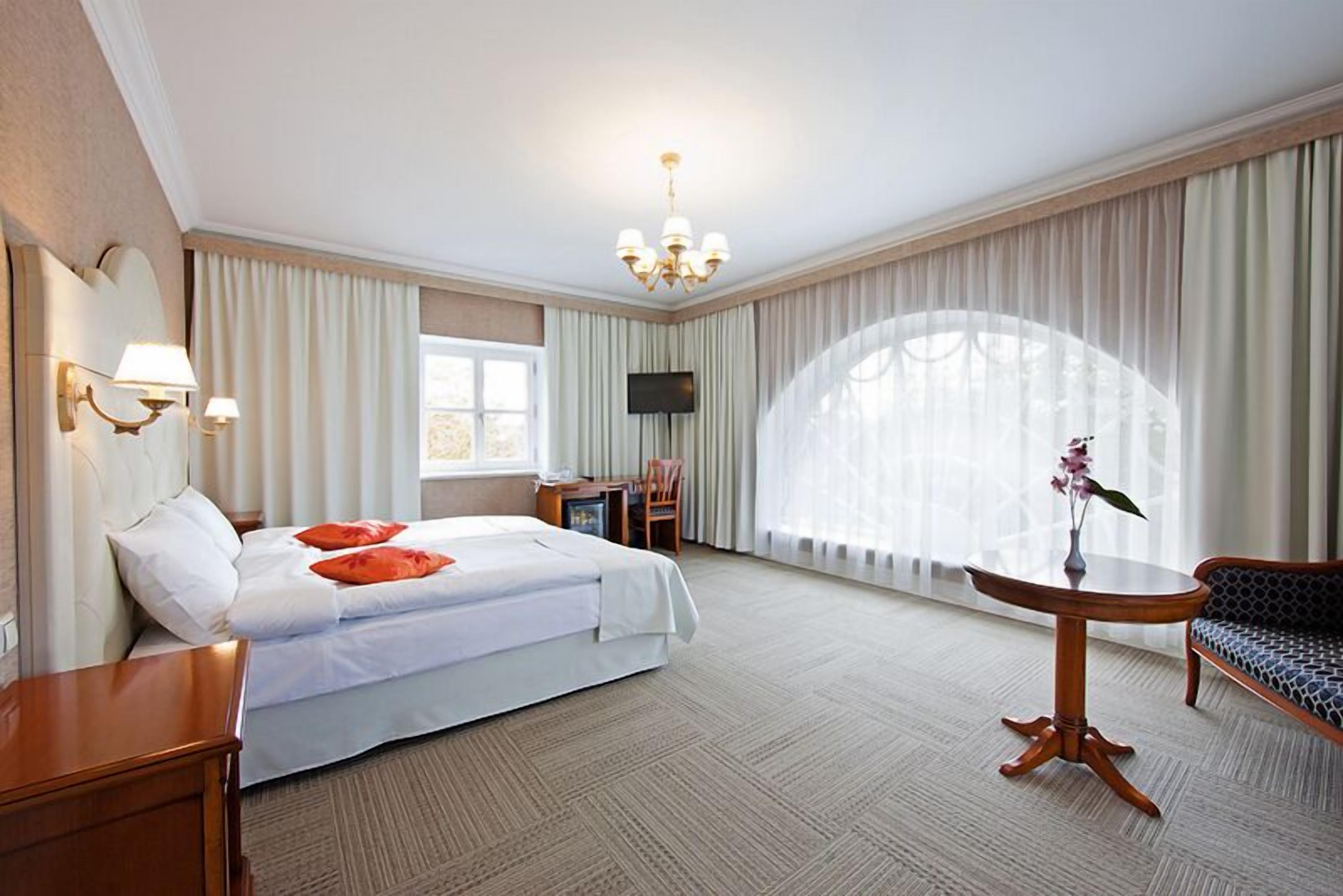 suite | premium bedding, minibar, in-room safe, desk