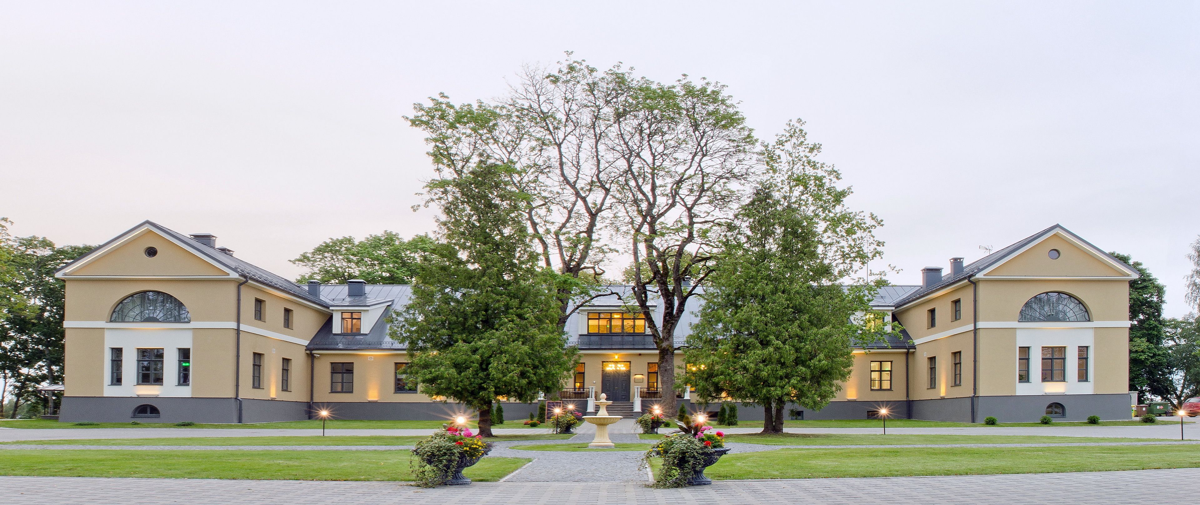 Vista frontal de la propiedad