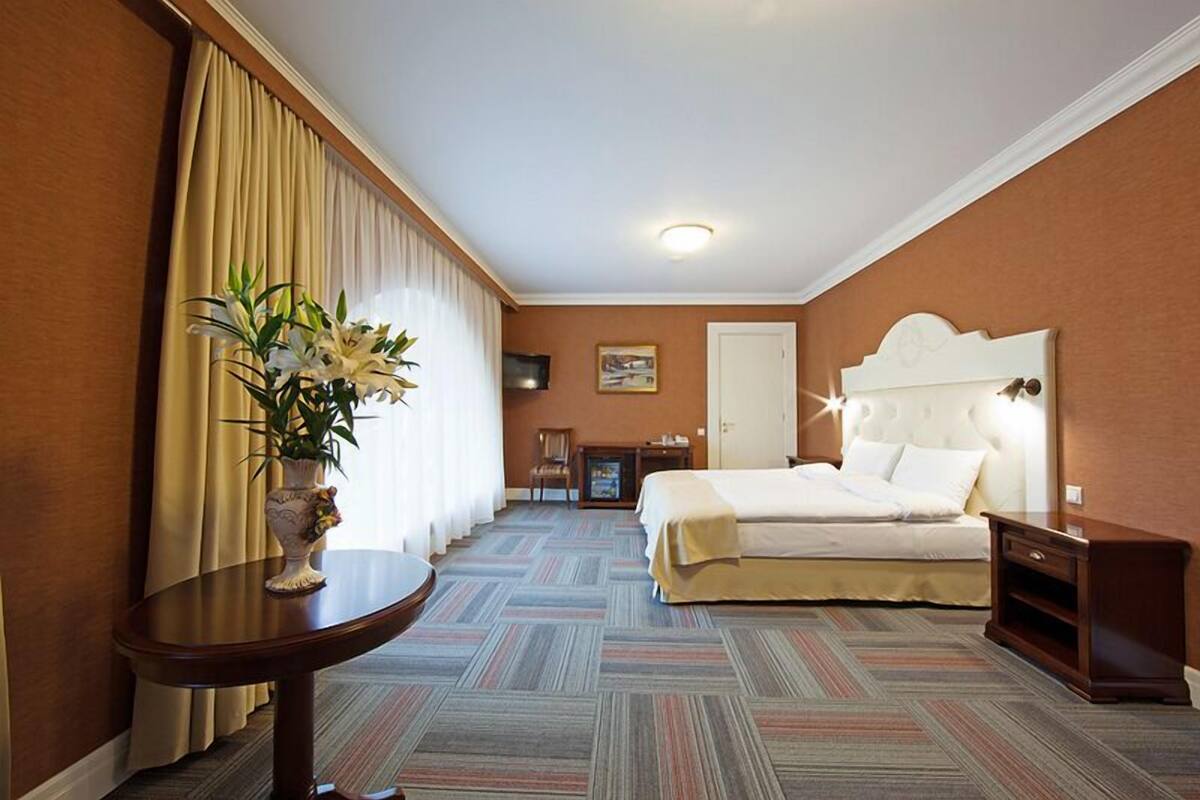 premium bedding, minibar, in-room safe, desk