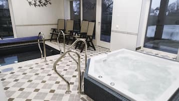 Sauna, hot tub