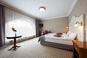 أغطية فراش متميزة وميني بار وخزنة داخل الغرفة ومكتب