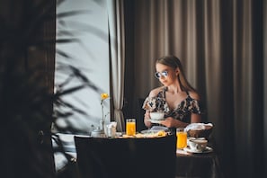 Breakfast, lunch, dinner served; local and international cuisine