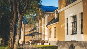 En byggnad med en klassisk arkitektonisk stil, med kolonner och en symmetrisk fasad.