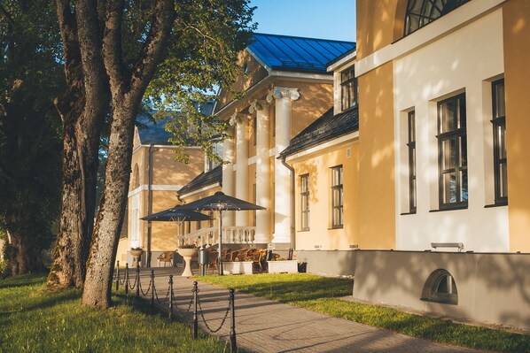 Front of property - Skrunda Manor Hotel (Skrunda)