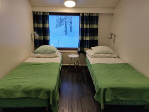Shared Dormitory, 2 Single Beds - Kuerkievari KuerHostel (Kolari)