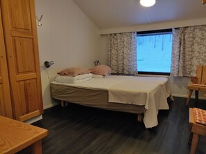 共同ドミトリー シングルベッド 2 台 | WiFi (無料)、ベッドシーツ