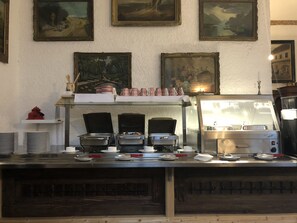 Breakfast buffet - Conacul Maria Theresa (Orlat)