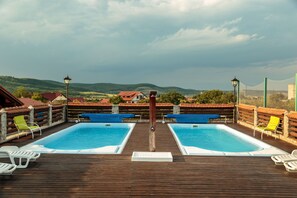 2 albercas al aire libre