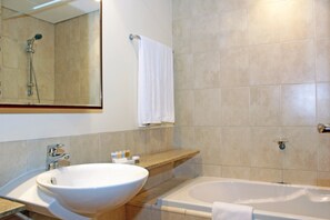 Combined shower/bathtub, free toiletries, hair dryer, slippers - Piks Key - Rigga Al Buteen (Dubai)