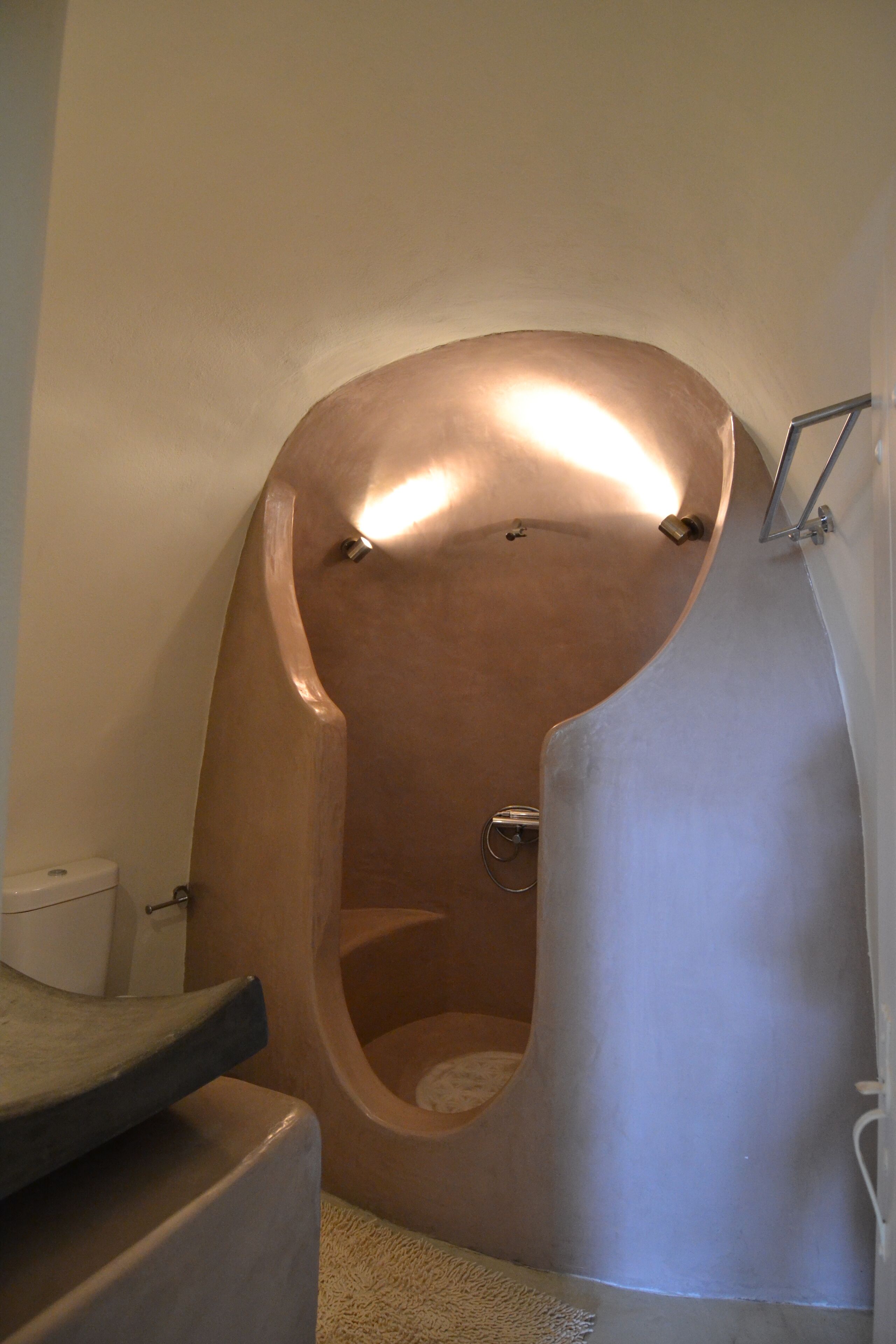 Une salle de bain dotée d’une baignoire au design original et aux formes incurvées.