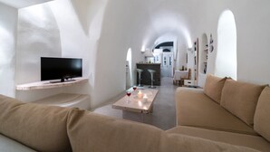 Villa, balkong, sjøutsikt | Oppholdsrom | Flatskjerm-TV
