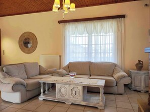 Deluxe-Apartment, 2 Schlafzimmer | Wohnbereich | Flachbildfernseher