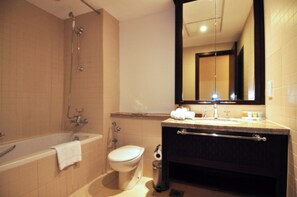 Combined shower/bathtub, deep-soaking bathtub, free toiletries - Piks Key - Burj Residence (Dubai)