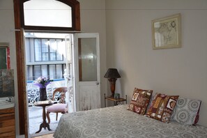 In-room safe, free WiFi, bed sheets - Urban Hive Backpackers (Cape Town)