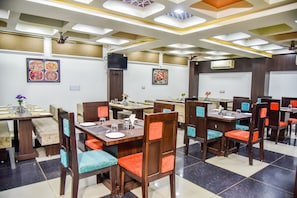 Frukost (INR 180 per person)