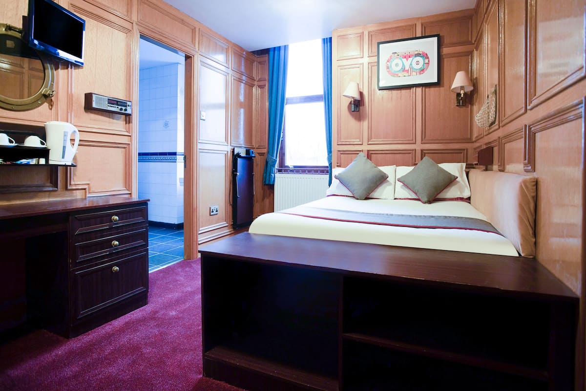 Standaard tweepersoonskamer, 1 tweepersoonsbed | Een bureau, een strijkplank/strijkijzer, gratis wifi, beddengoed