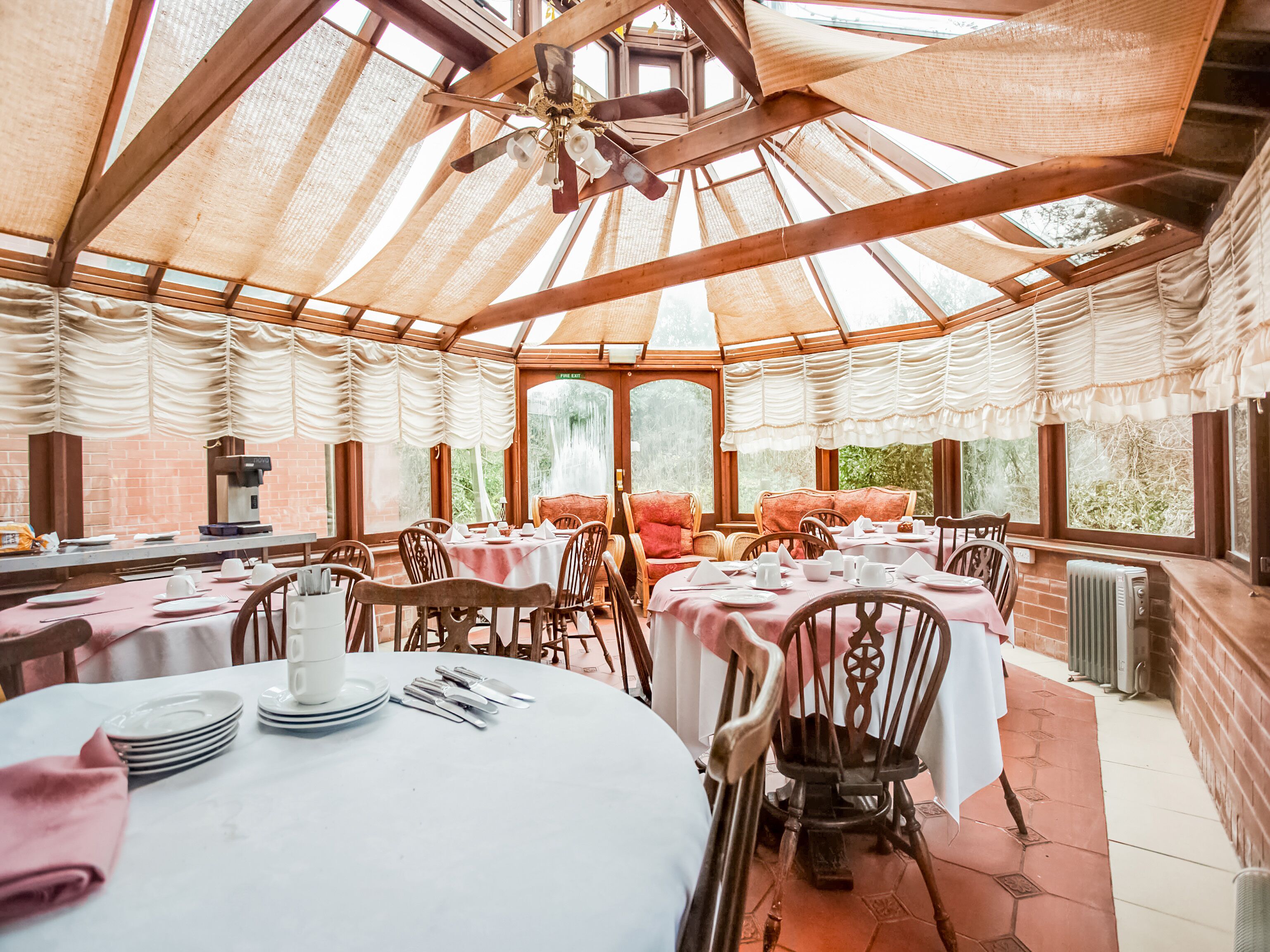 Se ofrece un desayuno continental (10 GBP por persona)