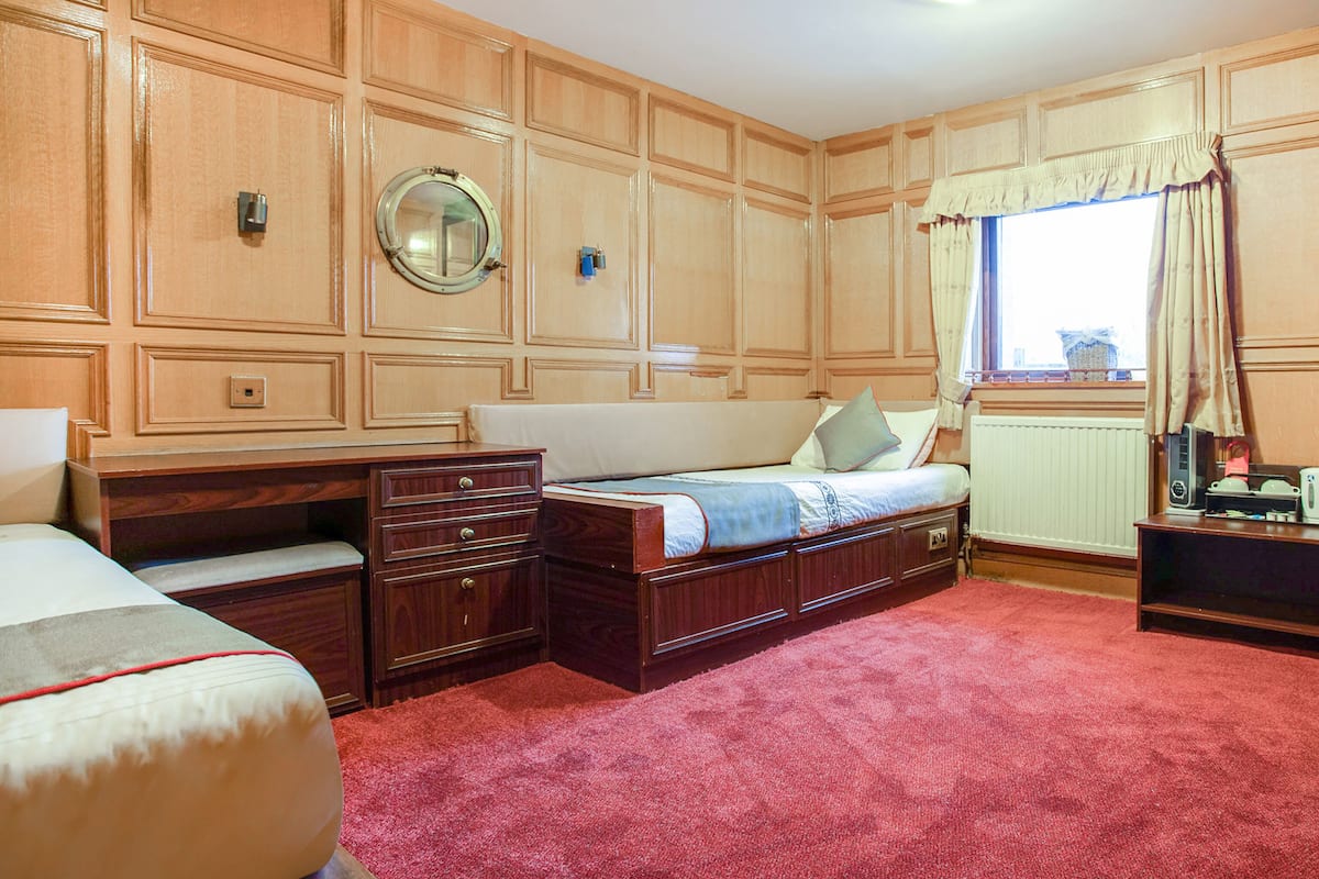 Standaard Twin kamer, 2 eenpersoonsbedden | Een bureau, een strijkplank/strijkijzer, gratis wifi, beddengoed