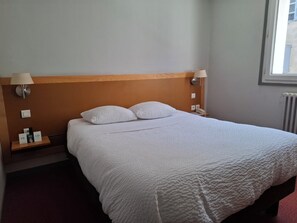 Comfort Triple Room | Desk, free WiFi, bed sheets - Logis Hôtel Le Cygne (Yssingeaux)