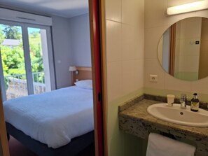 Standard Double Room | Bathroom | Shower, towels, soap, shampoo - Logis Hôtel Le Cygne (Yssingeaux)