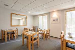 Aamiainen (7.50 EUR per henkilö)