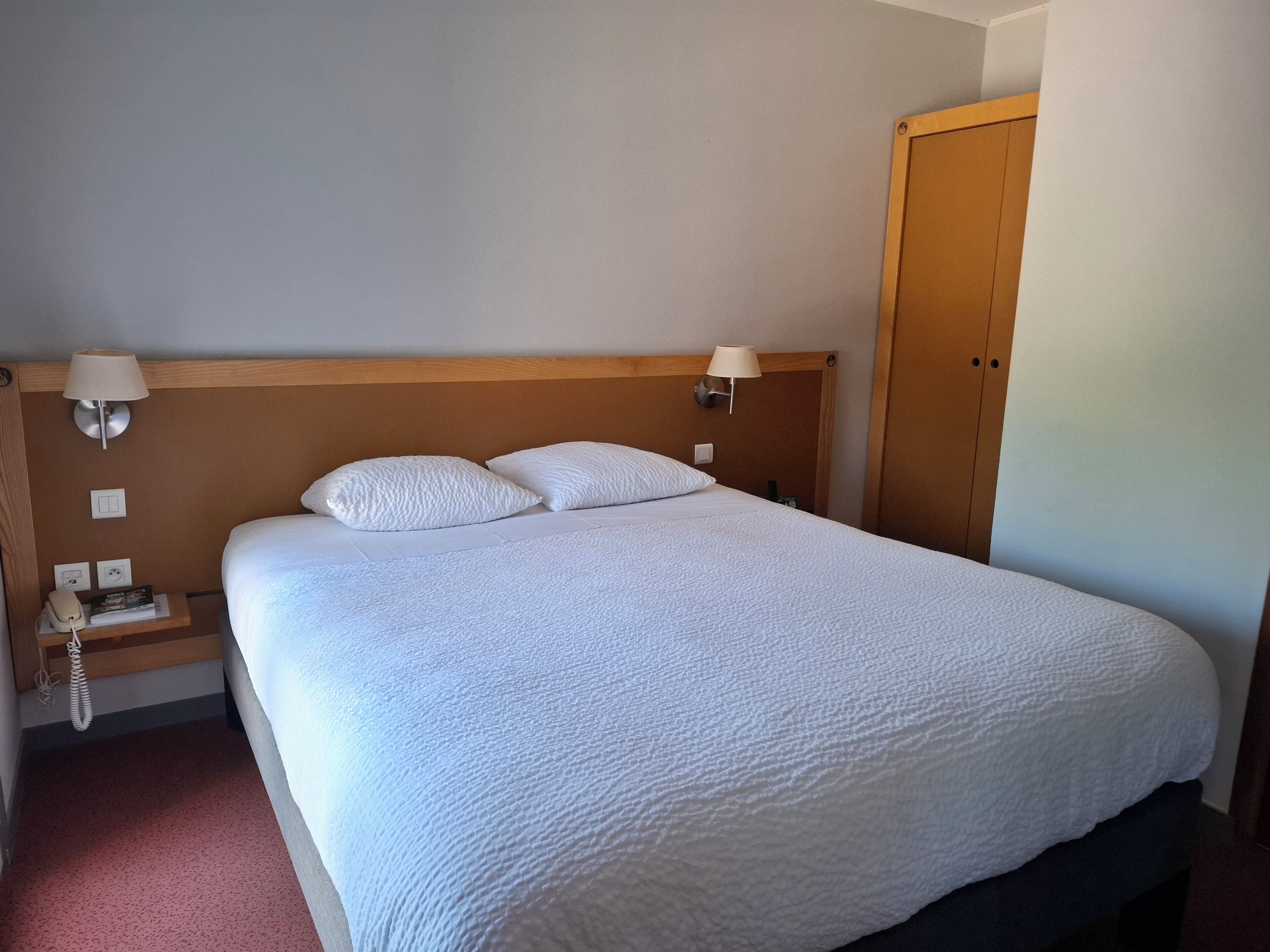 Superior-Vierbettzimmer | Schreibtisch, kostenloses WLAN, Bettwäsche