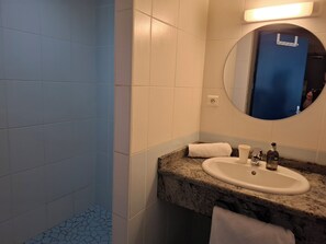 Shower, towels, soap, shampoo - Logis Hôtel Le Cygne (Yssingeaux)