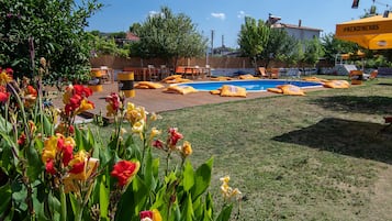 Outdoor pool, pool umbrellas, sun loungers