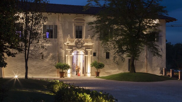 A large, historic building with a grand entrance, a well-maintained lawn, and a clear sky. - Vistaterra (Parella)
