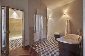 Suite | Baño | Amenidades de baño gratuitas, secadora de cabello, pantuflas, bidet 