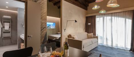 Deluxe Room, Garden Area | Living area