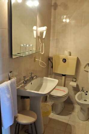 Ensemble douche/baignoire, bidet, serviettes fournies