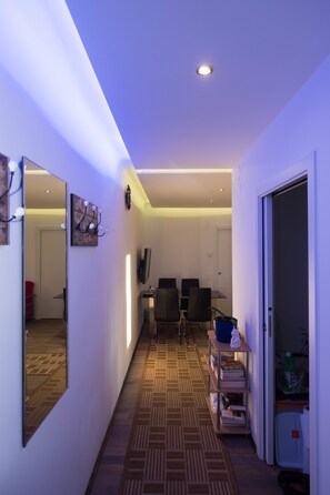 Apartment, 2 Bedrooms (incl. final cleaning fee € 25,-) | Hallway - Senator Flats (Vienna)