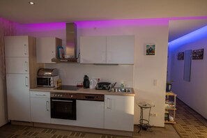 Apartment, 2 Bedrooms (incl. final cleaning fee € 25,-) | Private kitchen | Full-size fridge, microwave, oven, stovetop - Senator Flats (Vienna)