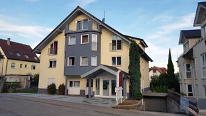 Front of property - Hotel Pension Kaempfelbach (Kaempfelbach)