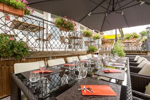 供應午餐及晚餐