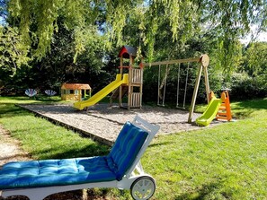Children's play area - outdoor - Logis Hôtel Restaurant de la Poste (Tence)