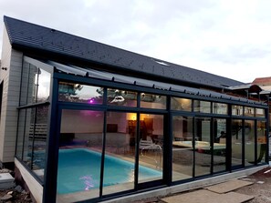 室內泳池；10:00 至 20:00 開放；泳池傘、躺椅