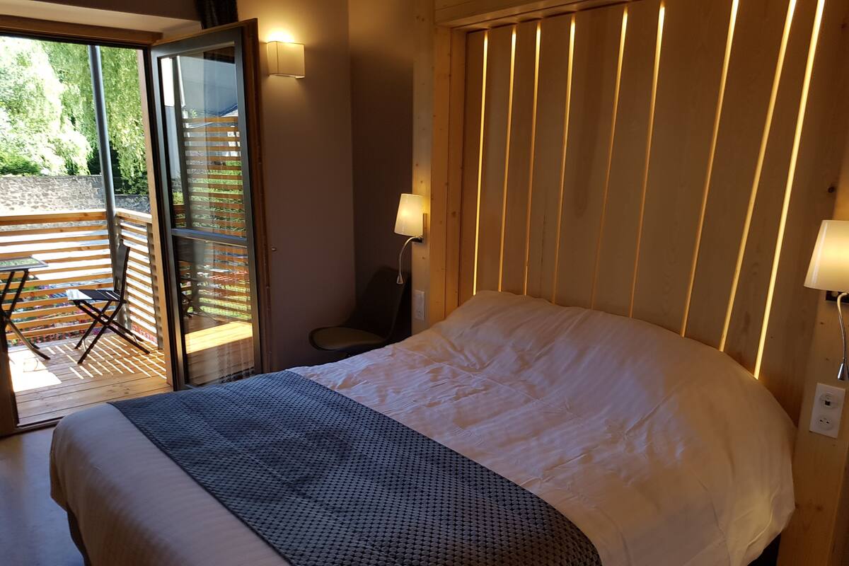Soundproofing, WiFi (free), bed sheets