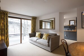 Appartement (Edelweiss) | Woonkamer | Een flatscreentelevisie en een iPod-dock