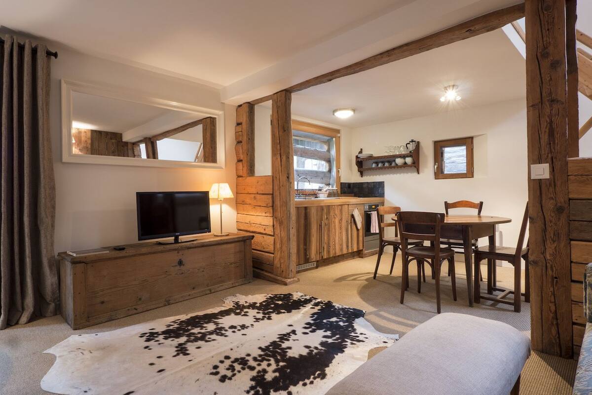Apartment (Gentiane) | Living room | Flat-screen TV, iPod dock
