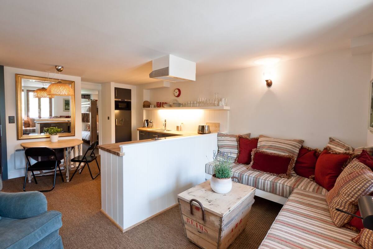 Apartment (Watch Maker) | Living area | Flat-screen TV, iPod dock