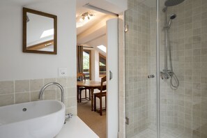 Apartment (Alpenrose) | Badezimmer | Dusche, kostenlose Toilettenartikel, Haartrockner, Handtücher