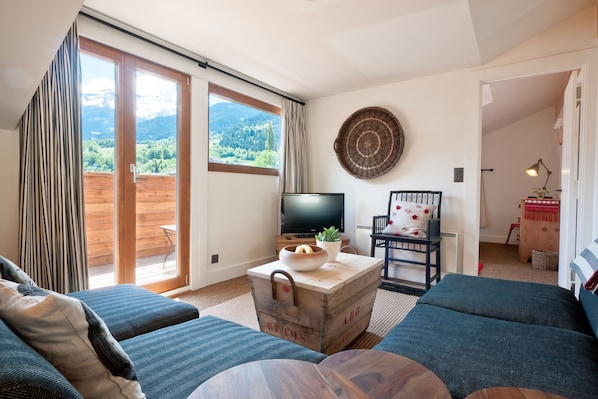 Appartement (Clock Tower) | Woonruimte | Een flatscreentelevisie en een iPod-dock