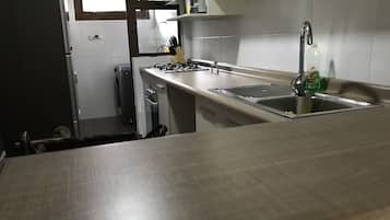 Maison Familiale, 3 chambres, salle de bains privée | Cuisine privée | Grand réfrigérateur, micro-ondes, four, plaque de cuisson