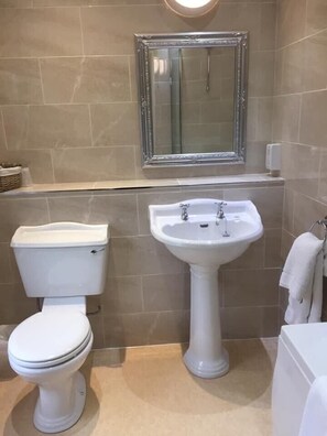 Tina con regadera, amenidades de baño gratuitas, secadora de cabello 