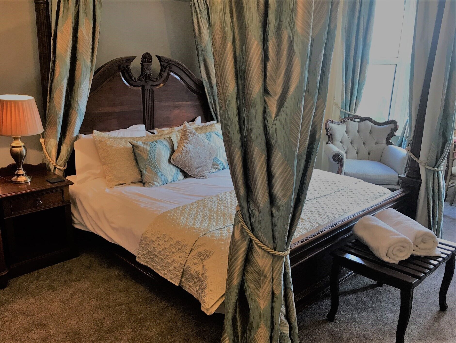 Phòng đôi Deluxe | Trang trí khác biệt, trang bị nội thất với thiết kế riêng biệt, bàn 